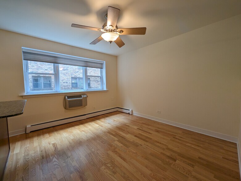 Building Photo - 618 W Wrightwood Ave