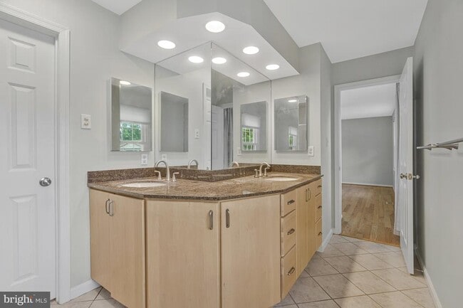 Building Photo - 2689 Glencroft Rd