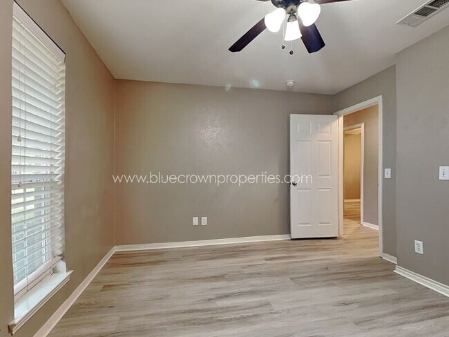 Building Photo - 1804 Mercedes Pl
