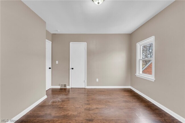 Building Photo - 8008 Pelham Dr