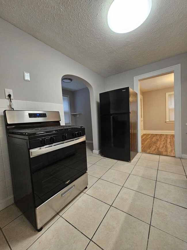 Building Photo - 3 Bed - 1 Full Bath Colonial available for...