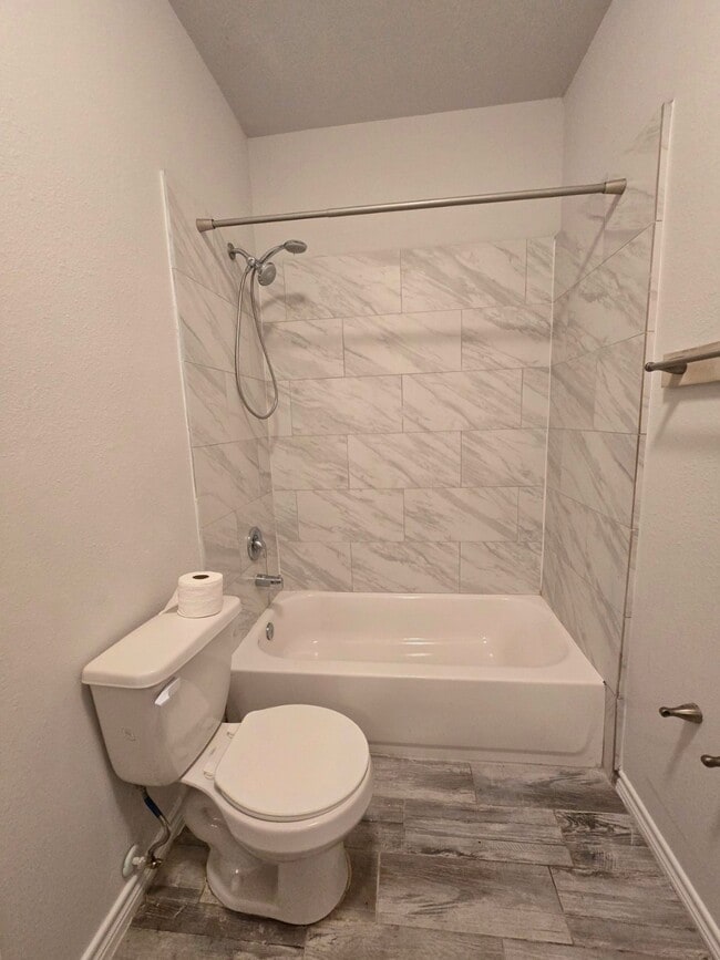 Building Photo - 4410 Larkspur St