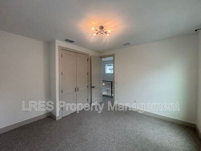 Building Photo - 722 Ellwood Ave