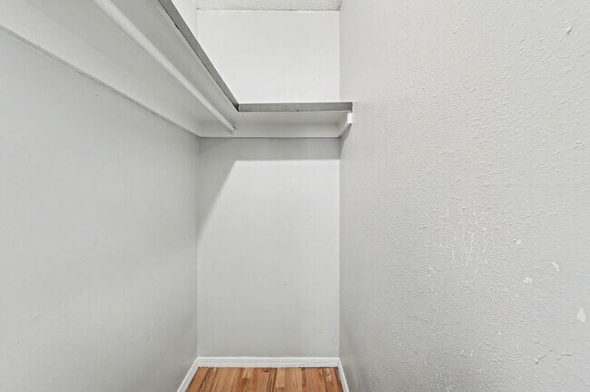 Building Photo - 1045 Happy Holw