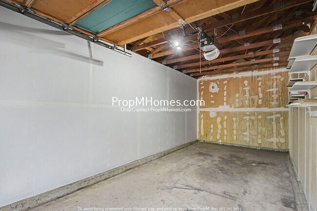 Building Photo - Updated Two Bedroom Duplex in Sellwood - Garage Included!