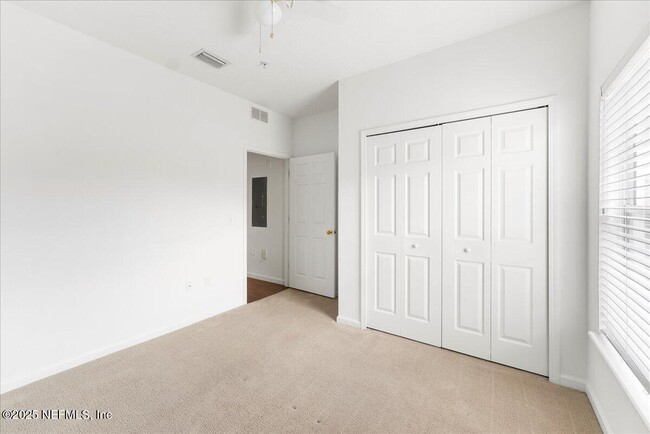 Building Photo - 8215 Green Parrot Rd