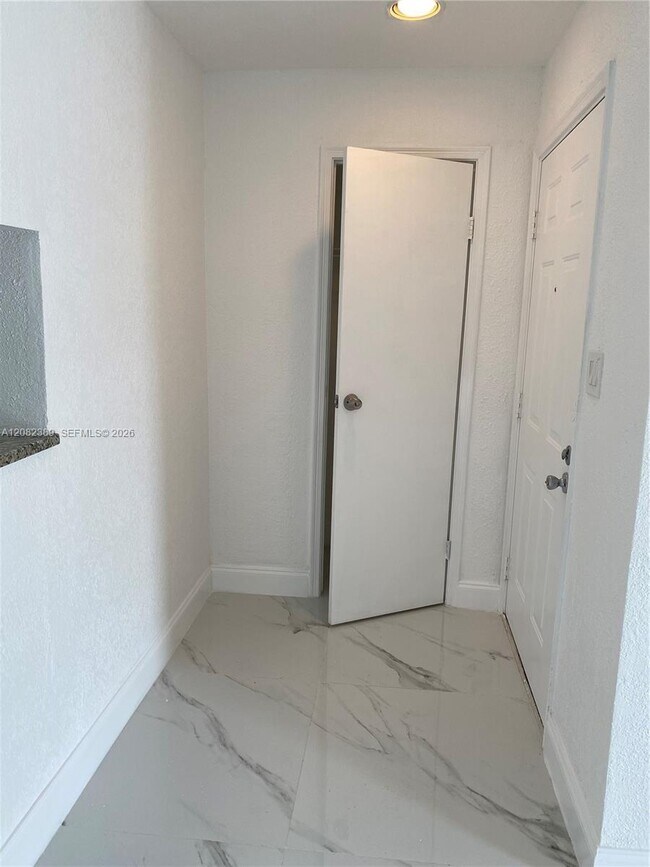 Building Photo - 733 Riverside Dr