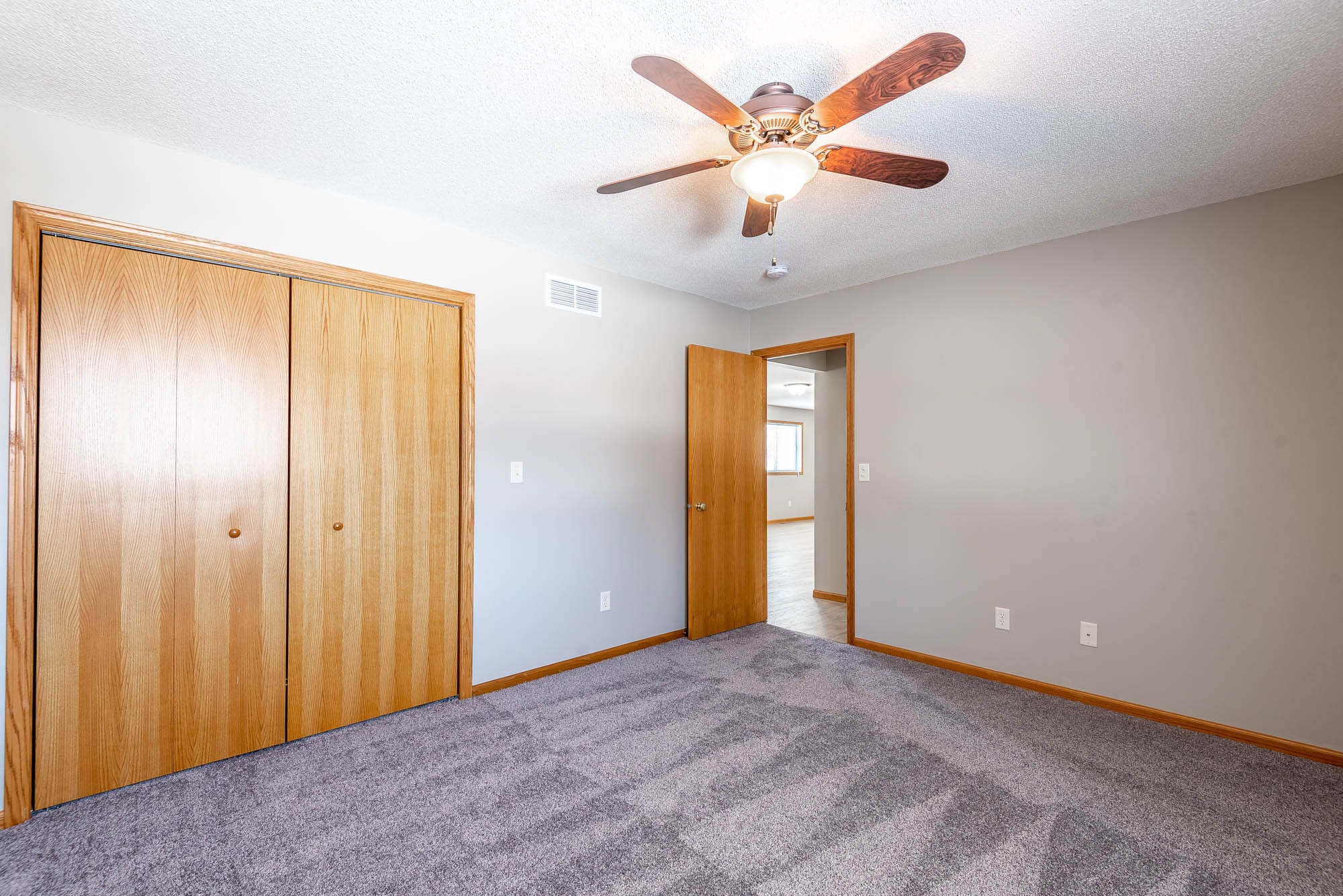 Building Photo - 220 Lakeview Dr