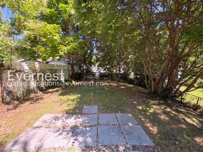 Building Photo - 3 Bed/1.5 Bath Townhome with Fenced Yard / Vouchers Accepted / Available Now!