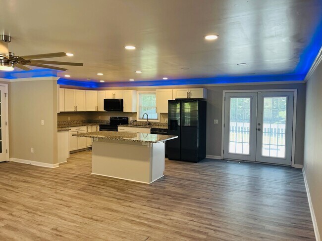 Building Photo - Beautiful 3 bedroom, 3 bathroom with large...