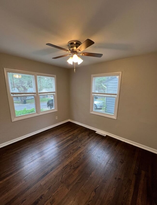 Building Photo - Charming 3-Bedroom Home with Spacious Fenced Backyard!