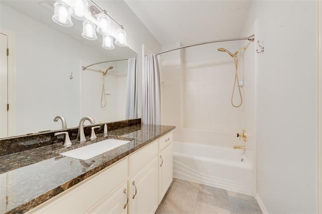 Building Photo - 3733 Oakwood Dr