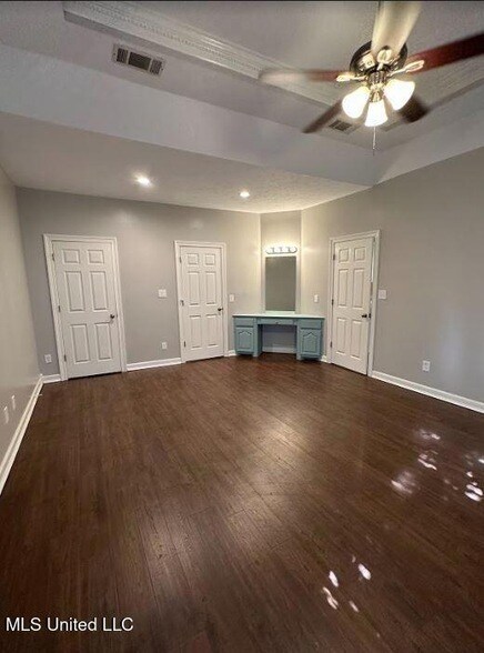 Building Photo - 2206 Pinehaven Dr