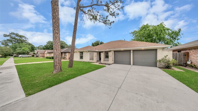 Building Photo - 2407 Bradford Dr