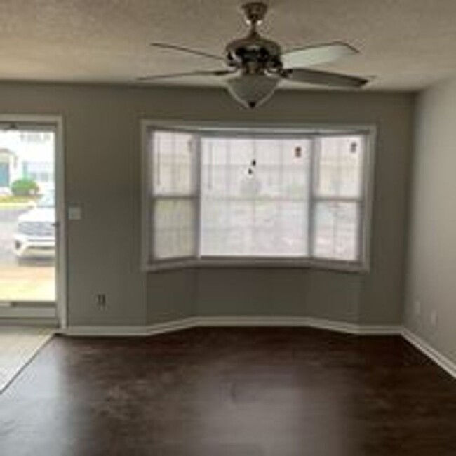 Building Photo - 3921 Sterling Pointe Dr