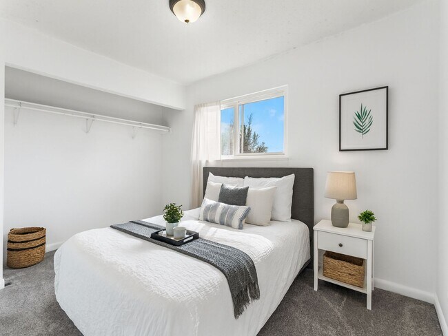 Building Photo - 4BR w/ Driveway Parking near Denver Zoo & City Park