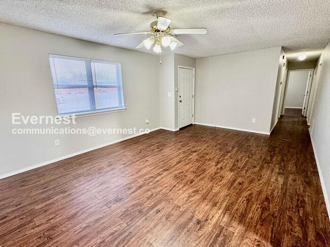 Building Photo - 3 Bed/1 Bath Home with Fenced Yard & Garage / Pet-Friendly / Available Now!