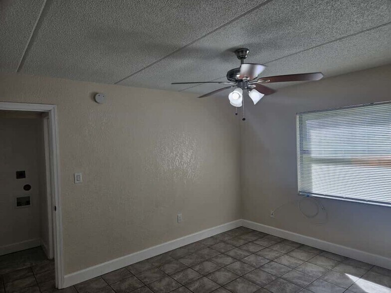 Building Photo - 4414 N Clark Ave