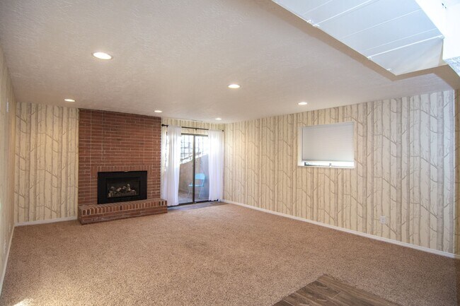 Building Photo - Ridgewood Condo 1 Bed Apartment W/ Pool & Clubhouse!