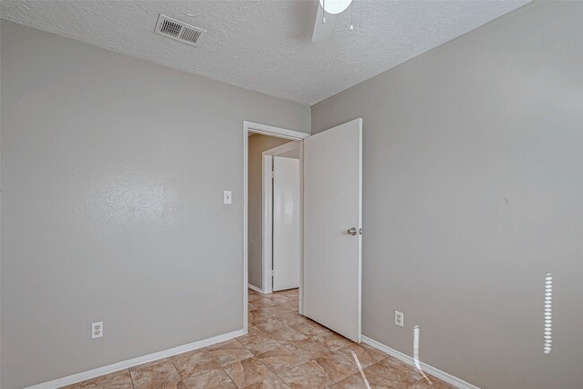 Building Photo - 5105 Beaver Hollow Dr