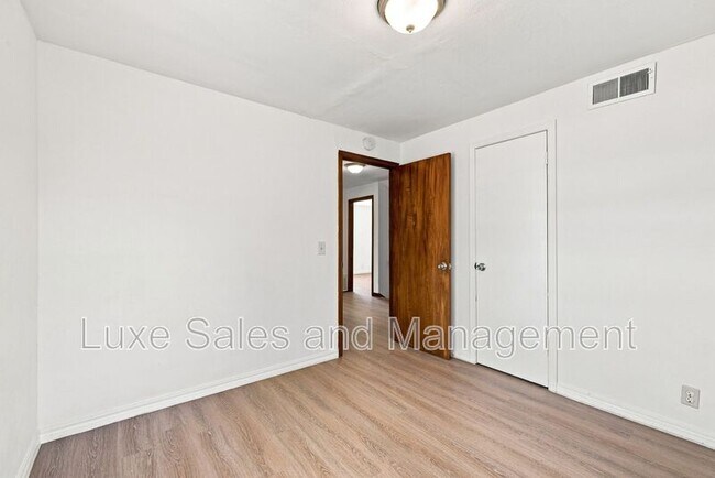 Building Photo - 700 NE 81st St