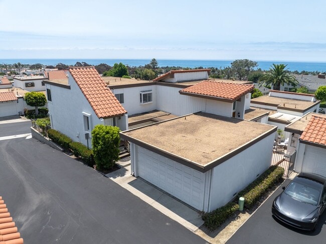 Building Photo - Bright, Beautiful & Newly Updated with Oce...