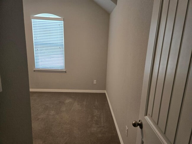 Building Photo - 1801 Chimney Dr