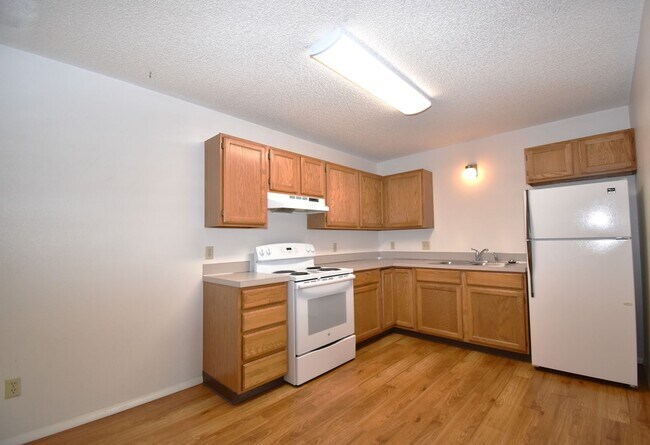 Building Photo - Spacious top floor! Close to downtown!
