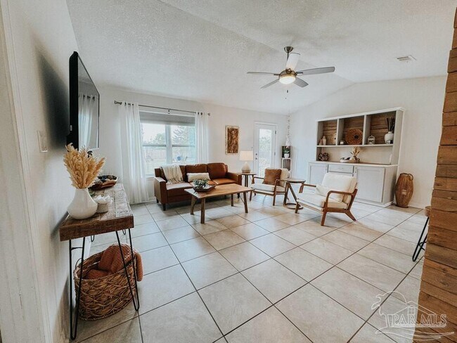 Primary Photo - 8625 El Paseo St