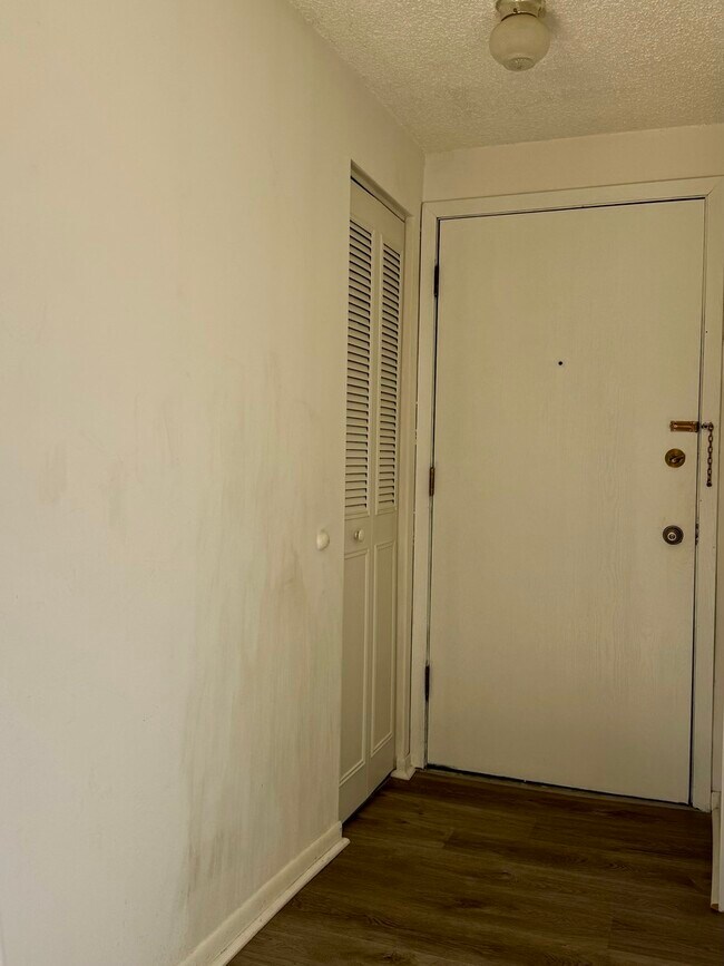 Building Photo - 13 Parkside Ct