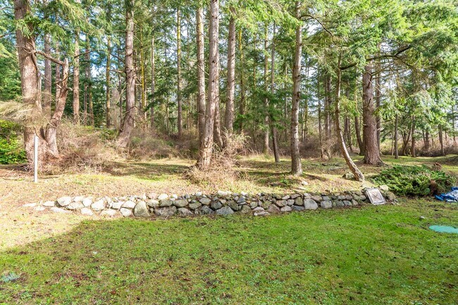 Building Photo - Large Private Rural Home Just West of Downtown Oak Harbor on 5 acres