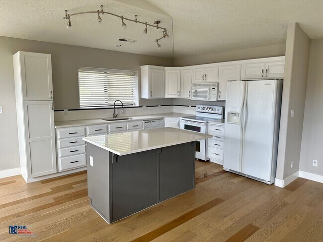 Building Photo - Legacy Townhome
