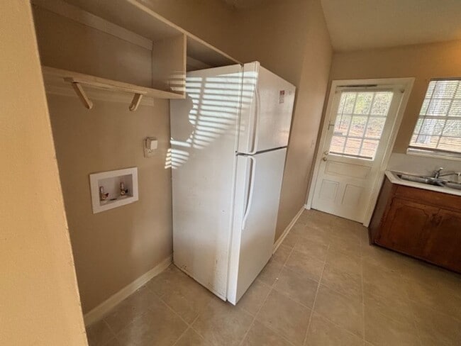 Building Photo - 2 bedroom 1 bath duplex unit off St Marys Road