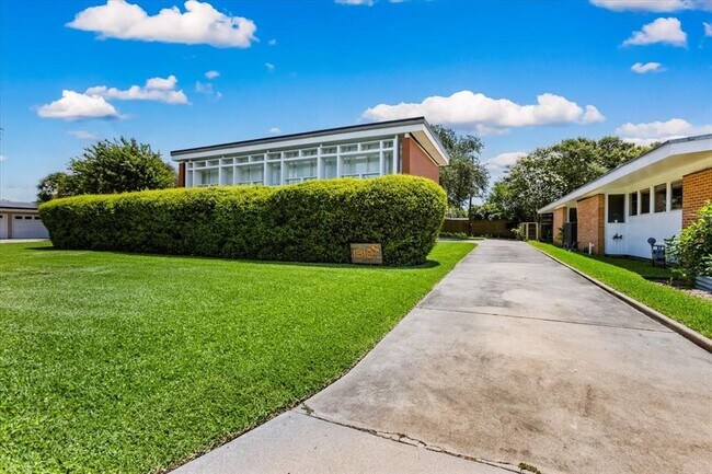 Building Photo - 1310 Harbor View Dr