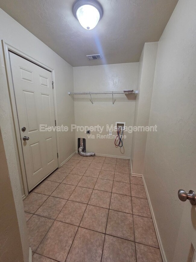 Building Photo - 913 West Prairie Wind Way