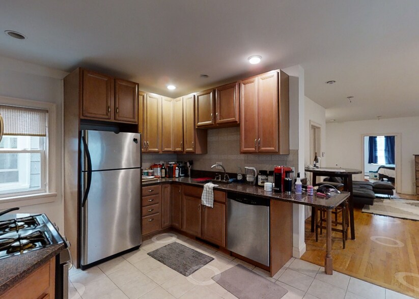 Building Photo - 164 L St