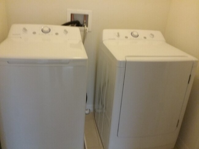Building Photo - 3 Bedroom 2.5 Bath Townhouse in Turtle Cre...