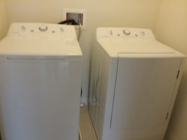 Building Photo - 3 Bedroom 2.5 Bath Townhouse in Turtle Creek for RENT!