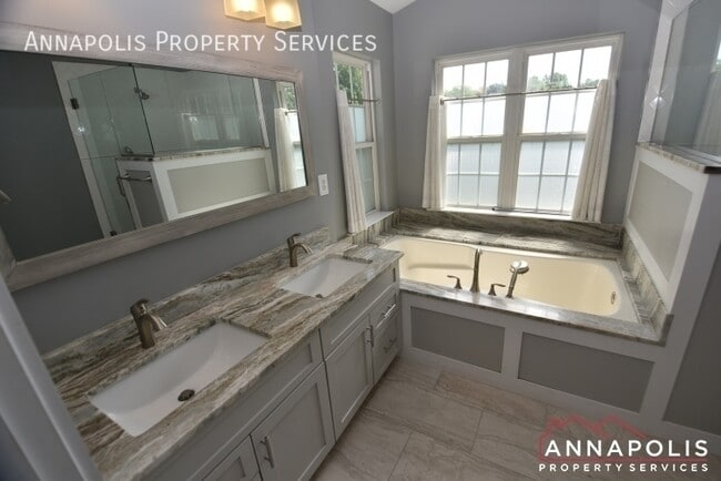 Building Photo - 888 Stonehurst Ct