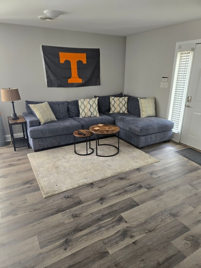 Building Photo - Available Fall 2026  12 month lease /  2 rooms available for rent (full use of in-unit laundry, k...