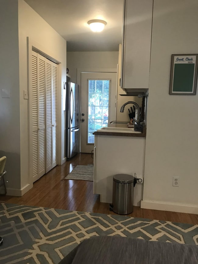 Building Photo - Hyde Park gem with Casita!!!