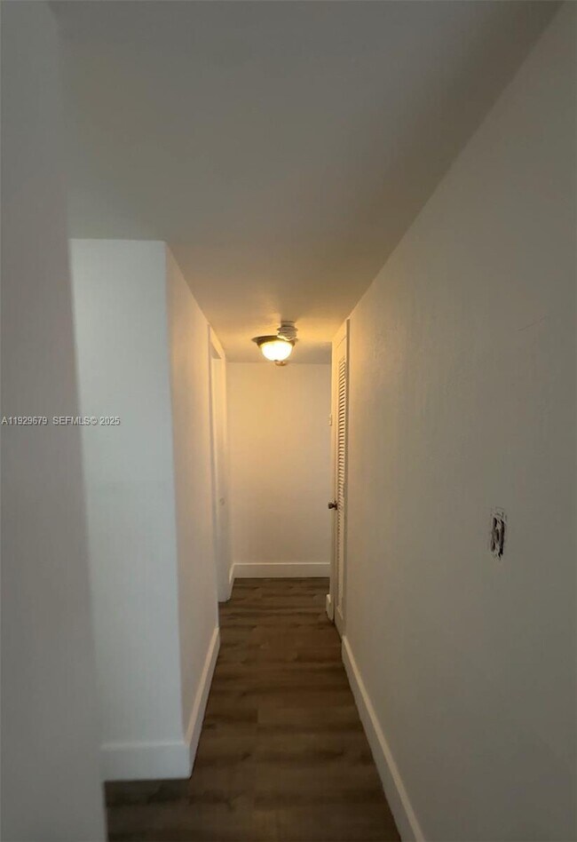 Building Photo - 1895 Venice Park Dr