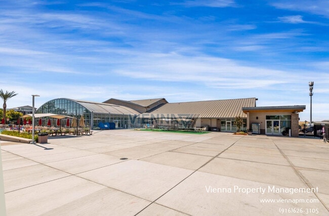 Building Photo - 829 Courtyards Loop
