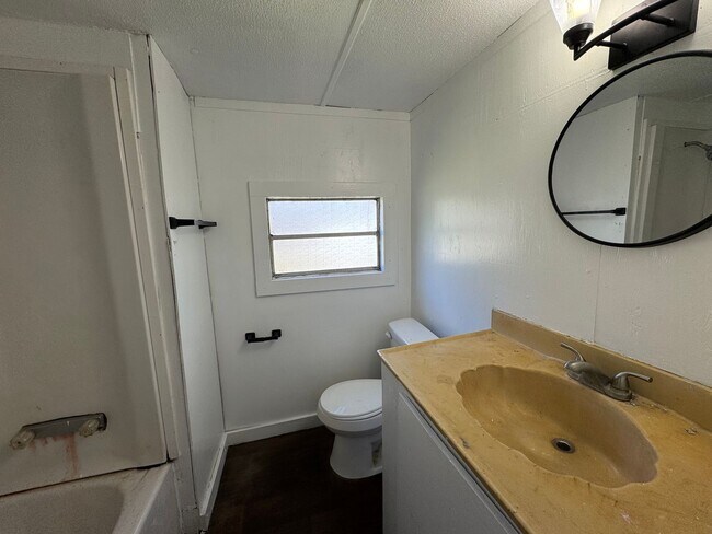 Building Photo - 2 Bedroom / 1 Bath Single wide for Rent – Irvin St, Live Oak, FL