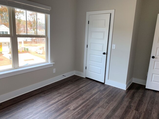 Building Photo - 3 bedroom home with garage and fenced backyard!