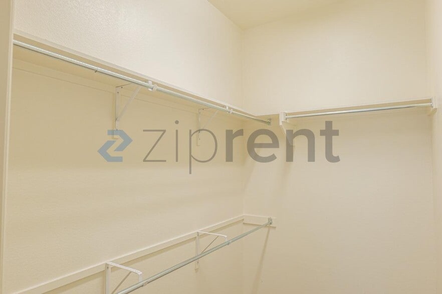 Building Photo - Unit