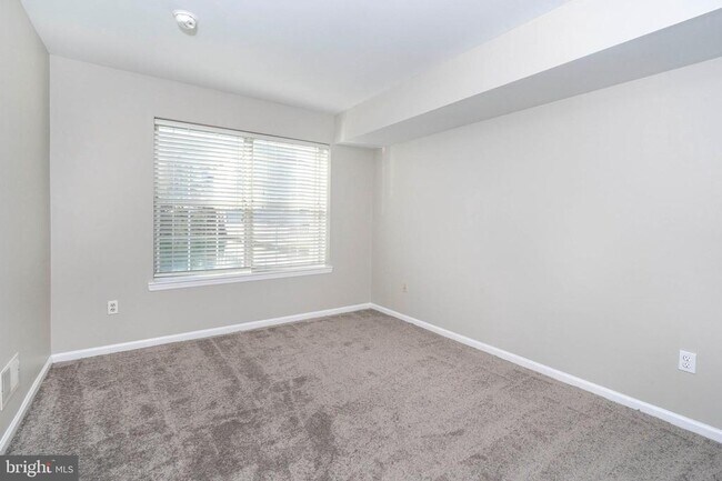 Building Photo - 600 Waters Edge Dr