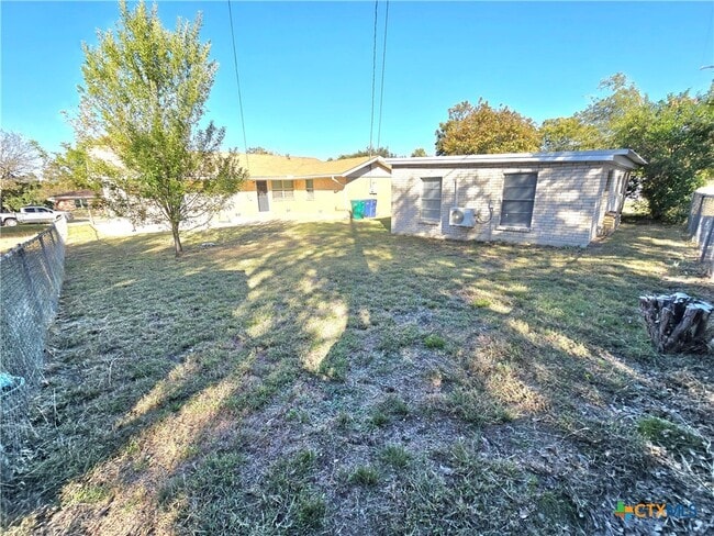 Building Photo - 1204 Amthor Ave