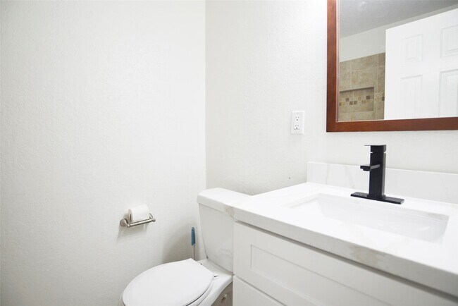 Building Photo - 536 Castlelake Dr