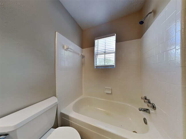 Building Photo - 16130 Canaridge Dr